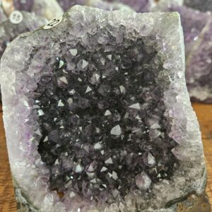 Amethist staand A+ kwaliteit 868gr nr. A22
