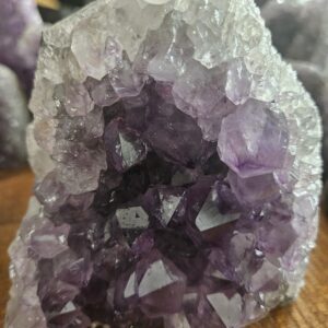 Amethist staand A+ kwaliteit 1049gr nr. A23