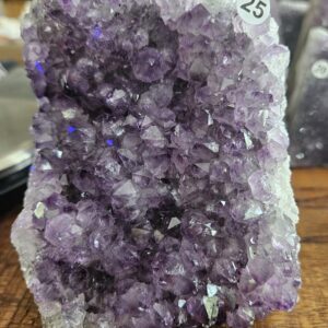 Amethist staand A+ kwaliteit 1300gr nr. A25