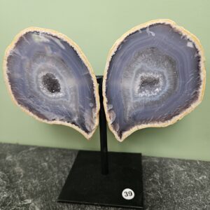Agaat Geode Vlinder op Standaard – Twee Natuurlijke Geodehelften NR. 39