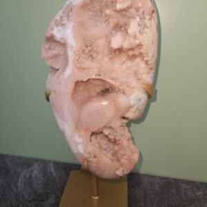 Roze Amethist Freeform op Gouden Standaard – Een Betoverend Natuurwonder