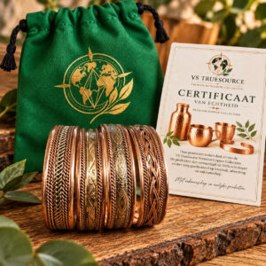 Koperen armbanden met sierlijke patronen op hout en een groen VS TrueSource zakje.
